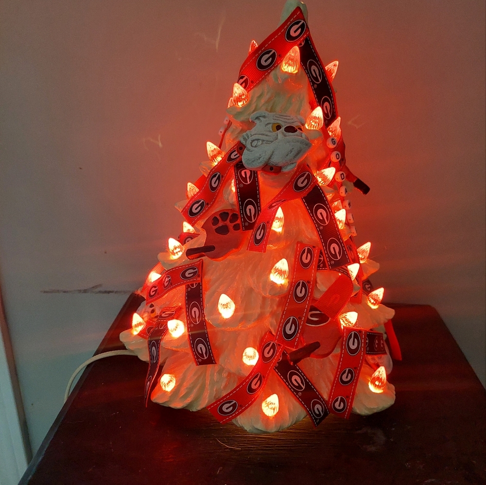 BEAUTIFUL  GEORGIA BULLDOGS LIGHT UP CERAMIC CHRISTMAS TREE~MADE IN THE USA